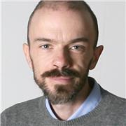 Docente di Scienze impartisce lezioni agli studenti universitari e delle Scuole Superiori